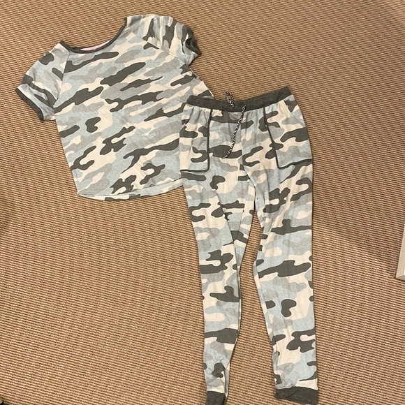 Kensie Other - Kensie camo pajama/loungewear set